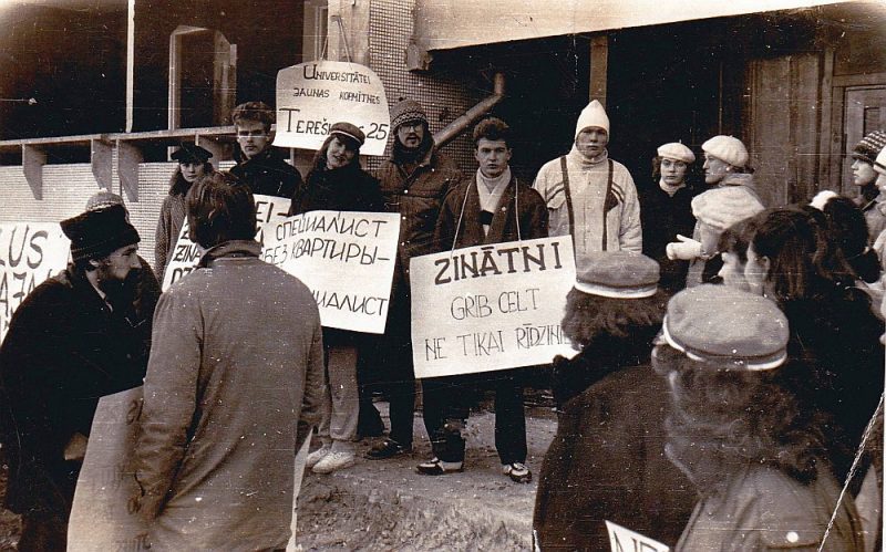 Akcijas pirmajā dienā 1989. gada 18. februārī pie nama Tereškovas ielā 25. Fotogrāfijas autors nav zināms, taču tas bijis kāds no studentiem.