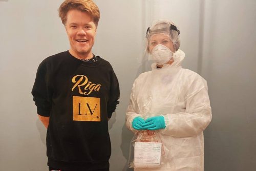 Toms Grēviņš un Centrālās laboratorijas medmāsa Niāra Sprance.