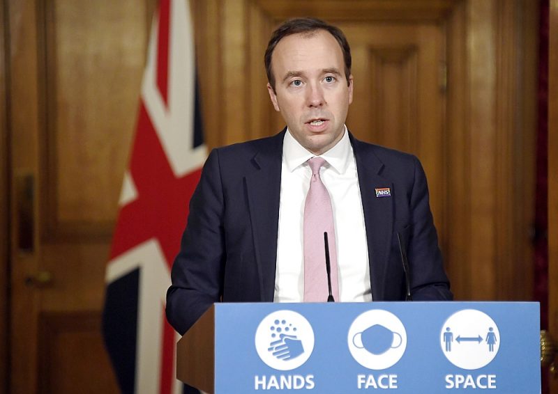 “Palīdzība (vakcīna) ir ceļā,” paziņojis Britānijas veselības aprūpes ministrs Mets Henkoks, piebilstot, ka situācija varētu sākt uzlaboties pavasarī.
