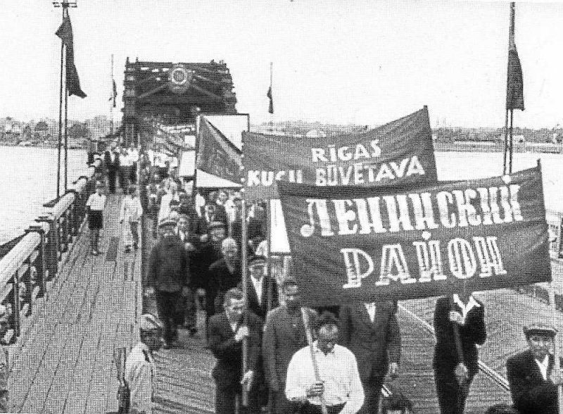 Ļeņina rajona kolonna demonstrācijā 1945. gada jūlijā.