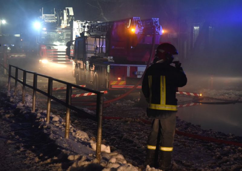 Ugunsdzēsēji veic glābšanas darbus