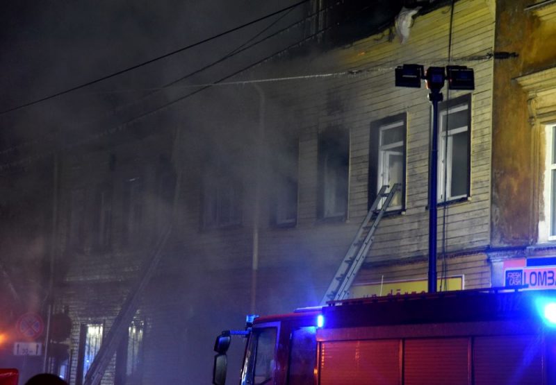 Ugunsdzēsēji veic glābšanas darbus