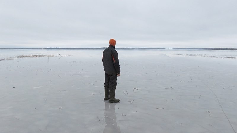 Pašvaldībai vajadzētu domāt nevis par to, kā iznīdēt dažus zvejniekus, bet kā tīrīt ezeru, uzskata zvejnieki.