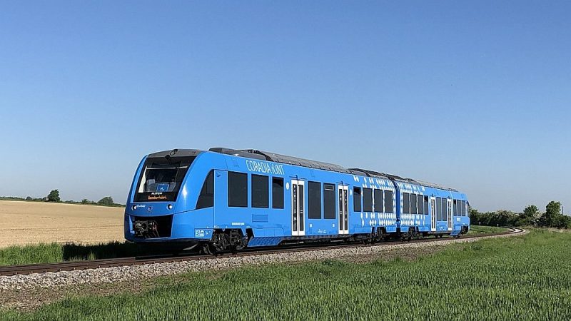 Vai tādi varētu aizvietot dīzeļvilcienus? “Alstom Coradia ILint” ir pirmais ar ūdeņradi darbināmais vilciens pasaulē, kas pērn izturēja testus Nīderlandē, desmit dienas kursējot 65 km distancē valsts ziemeļos.