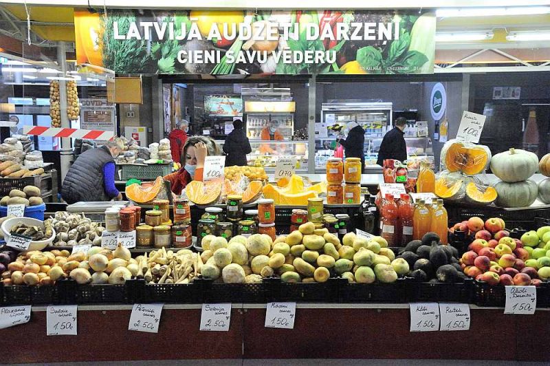 Pieprasījuma samazinājums slēgto ēdinātavu un arī skolu dēļ izraisījis dārzeņu cenu ievērojamu samazinājumu.