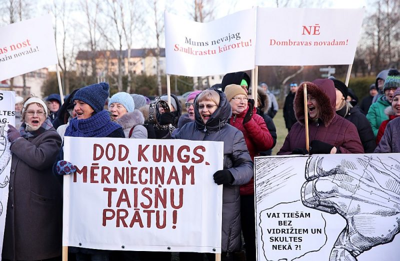 Administratīvi teritoriālo reformu no sākta gala pavadījuši arī iedzīvotāju protesti. Aktīvākie pērn rīkoja arī piketus un akcijas. Attēlā: 2020. gada 5. februārī Zvejniekciemā iedzīvotāji protestēja pret Vidrižu pagasta un Skultes pagasta pievienošanu iecerētajam Saulkrastu novadam.