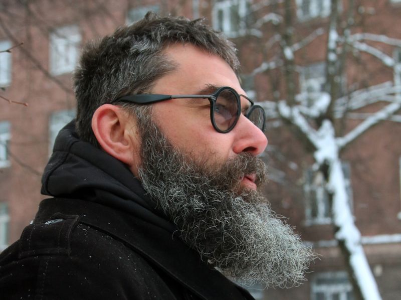 Režisors Viesturs Kairišs guvis panākumus dokumentālajā un aktierkino, teātrī un operā, kas sekmējusi iekļūšanu starptautiskā mākslas apritē. Bet nav nelabvēlīgāka laika par šo, pandēmijas sakropļoto, kad sākt vadīt teātri.
