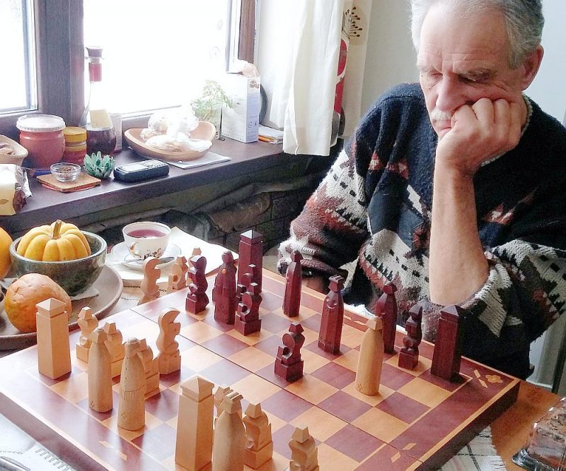 Amatnieki nespēj izdomāt, kāds nodokļu režīms būtu visatbilstošākais neregulāriem un neprognozējamiem ienākumiem. Attēlā: Jānis Ozers spēlē ar paša izveidotām šaha figūrām, kurās izmantojis arī stilizētus siluetus no Brāļu kapiem.