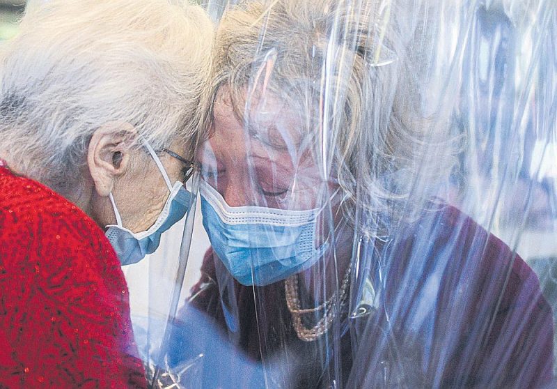 Saslimstība ar Covid-19 ir liela problēma veco ļaužu aprūpes namos visā pasaulē. Pansionātos noteikto ierobežojumu dēļ seniori nevar satikt savus tuviniekus, tāpēc daudzviet atrod risinājumus, kā to izdarīt, mēģinot izvairīties no inficēšanās. Attēlā: kāda pansionātā Venēcijā (Itālija) māte ar meitu apskaujas caur polietilēna plēvi tā sauktajā “Apskāvienu istabā”.