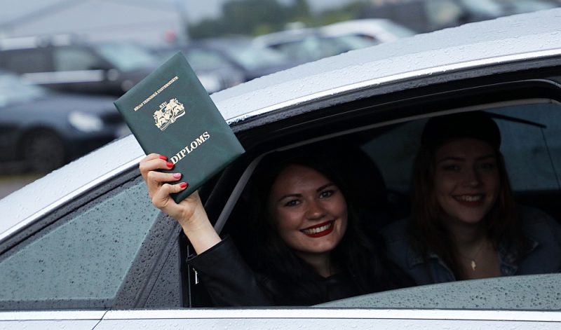 Visvairāk valsts apmaksāto studiju vietu parasti tiek Rīgas Tehniskajai universitātei. Attēlā: Rīgas Tehniskās universitātes absolvente lielajā izlaidumā, kas pērnvasar notika Spilves lidlaukā netradicionālā formātā, kad pēc diplomiem jaunieši brauca automašīnās.