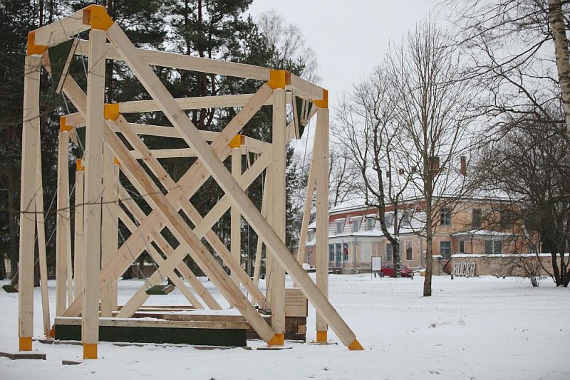 Ruckas muižas parkā slejas jauns vides objekts – šūpoles un soliņi, kuru būvniecībā izmantoti arī lietoti materiāli.
