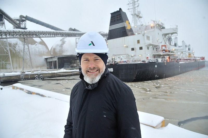 “LATRAPS” valdes priekšsēdētājs Edgars Ruža: “Neskatoties uz darbības paplašināšanu Rīgas ostā, sadarbība turpināsies arī ar Liepājas un Ventspils ostām, jo saražotie apjomi ir tik lieli, ka darbības nodrošināšanai ar vienu ostu nepietiek.”