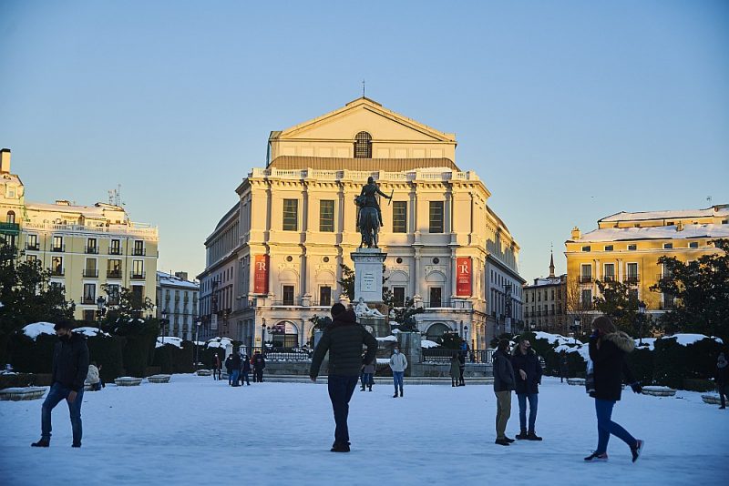 Piesnigušais laukums Karaliskā teātra priekšā Madridē.