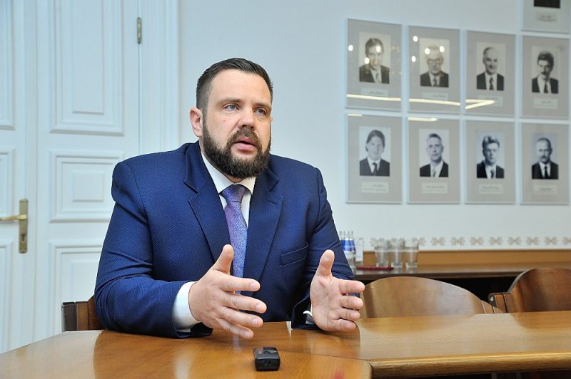 Ekonomikas ministrs Jānis Vitenbergs: “Tirdzniecības ierobežojumu radītās neērtības un aizkaitinājums ir saprotams, tomēr būtu vērts pamanīt arī to, ka, pateicoties ierobežojumiem, Latvijai izdevies nobremzēt straujo slimības skaita pieaugumu, mēs nenokļūsim tik smagā situācijā kā Lietuva.”