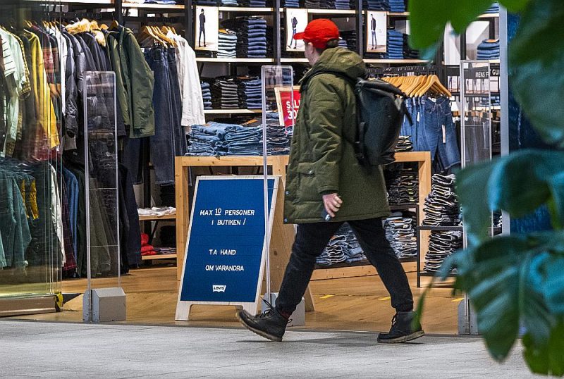 Zviedrijā var iepirkties, bet saskaņā ar jauno Pandēmijas likumu veikalā vienam cilvēkam jānodrošina 10 kvadrātmetri. Tāpēc pie katra veikala ir plāksne ar norādi, cik cilvēku vienlaikus drīkst tajā atrasties.