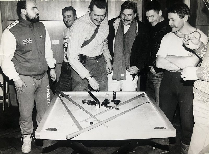 Latvijas bobslejisti barikāžu laikā Ministru padomē aplūko savu ieroču arsenālu – steks, gāzes pistole, asaru gāze, nazis. No kreisās: Ainārs Rozenbergs, Olafs Kļaviņš, kāds desantnieks, kurš sniedza sportistiem ātro apmācības kursu, Zintis Ekmanis, Igors Borherts un Jānis Ķipurs.