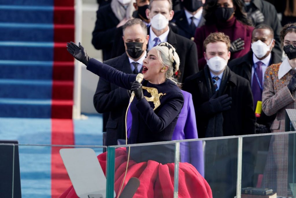 Lēdija Gāga uzstājas Džo Baidena inaugurācijas ceremonijā.