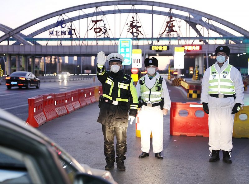 Policisti stingri kontrolē izbraukšanu no Hebei apgabala galvaspilsētas Pekinas tuvumā, kur reģistrēts Covid-19 uzliesmojums.