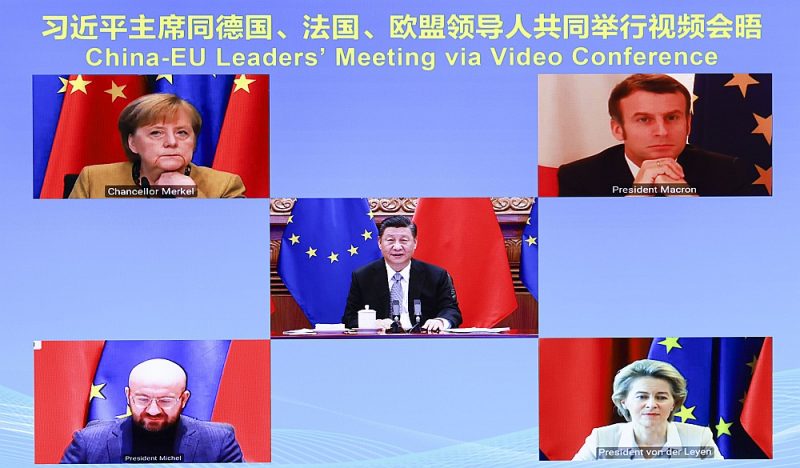 ES un Ķīnas vadītāju videokonference: centrā – Ķīnas prezidents Sji Dzjiņpins, augšā no kreisās – Vācijas kanclere Angela Merkele, Francijas prezidents Emanuels Makrons, Eiropadomes prezidents Šarls Mišels, EK prezidente Urzula fon der Leiena.