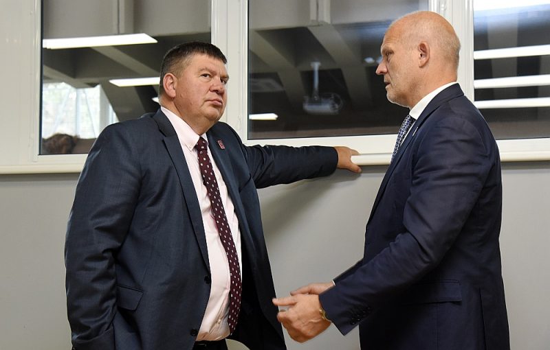 LHF vadītājiem Aigaram Kalvītim (no kreisās) un Viesturam Koziolam šonedēļ jāpārliecina IIHF priekšstāvji un Latvijas valdība, ka Rīgā var notikt pasaules čempionāts ar 16 komandu dalību.