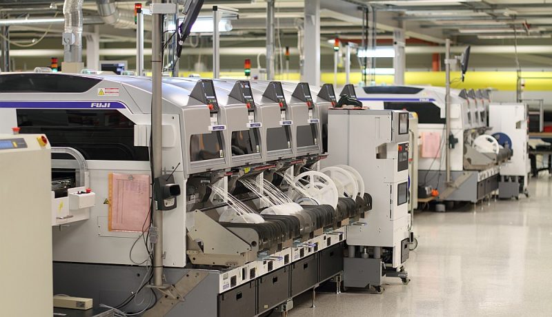 Arvien lielāku darba daļu elektroniskajā rūpniecībā veic automāti – arī digitalizācija un automatizācija veicina tuvzonas pakalpojumu izmantošanu, jo robotu izmaksas visā pasaulē ir vienādas.