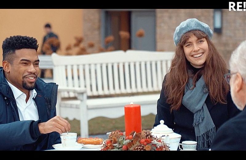 Vienīgais no Vecgada šova “Neiespējamā misija” video, kas pārsteidza kā fatāla kļūda tradicionālā rasola receptē, bija Latvijā dzīvojošā brazīlieša Felipes Gabriela tējas dzeršana kopā ar Māru Sleju Rīgas pilī pie Valsts prezidenta.