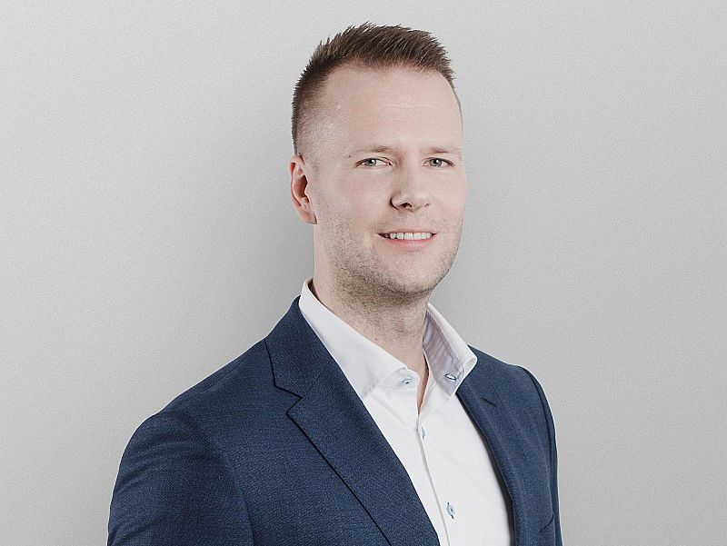 “Mogo Finance” grupas finanšu direktors Māris Kreics: “Vērojama liela jauno investoru interese par “Mogo” obligācijām. Droši vien tas ir tāpēc, ka vairākums obligāciju emisiju ir slēgtas un tajās var piedalīties tikai lielie institucionālie investori, bet “Mogo” obligāciju emisija ir pieejama arī privātpersonām.”