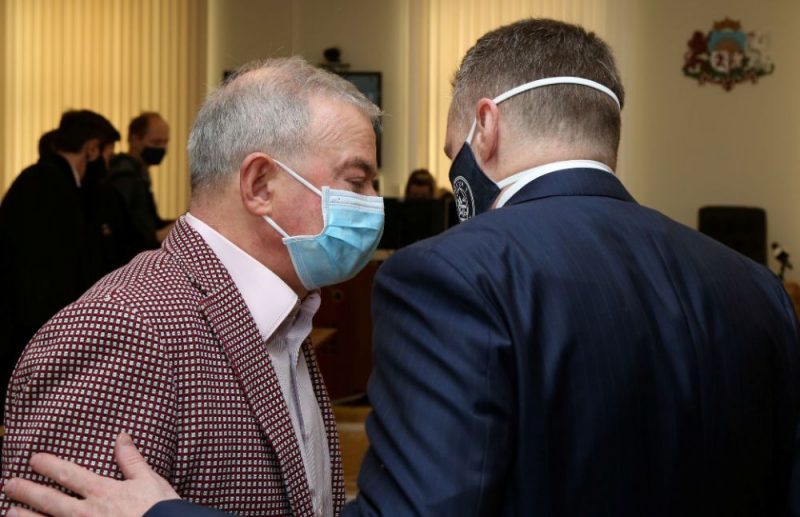 Notiesātais Ventspils domes priekšsēdētājs Aivars Lembergs, kuram piesprieda piecu gadu cietumsodu, mantas konfiskāciju un 20 000 eiro sodu, tiek apcietināts tiesas zālē pēc tiesas sprieduma pasludināšanas Rīgas apgabaltiesā.