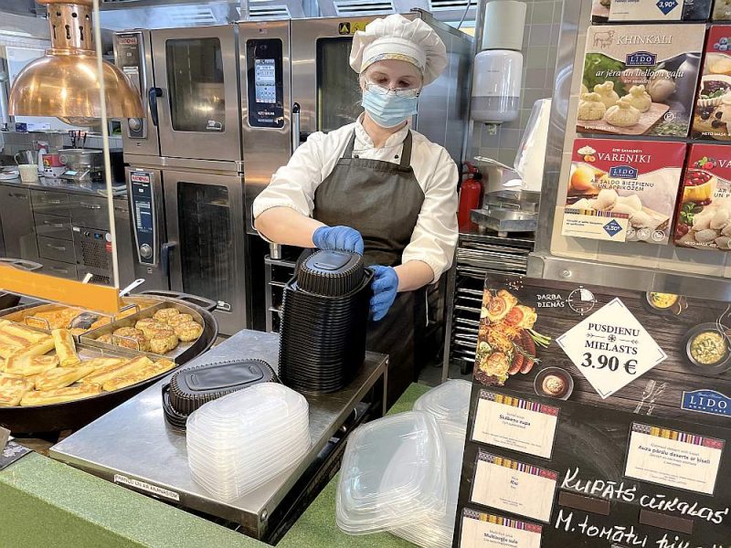 Ikdiena ar plastmasas trauciņu kalniem Ādažu “Lido”, kas atrodas tirdzniecības centrā “Apelsīns”.
