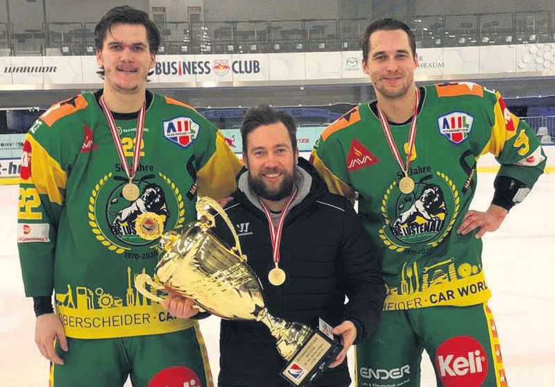 Trīs latvieši ar Alpu līgas kausu – Renārs Kārkls (no kreisās), Edgars Lūsiņš ar trofeju un Artūrs Ozoliņš. Renārs šosezon ir otrs rezultatīvākais komandas aizsargs, Artūrs komandai pievienojās sezonas gaitā, un ar savu pieredzi dod lielu pienesumu, bet Edgars kopā ar kanādieti Maiku Flaneganu, kurš ir komandas galvenais treneris, palīdzēja “Lustenau” vienībai izcīnīt kluba vēsturē jubilejas – desmito titulu.