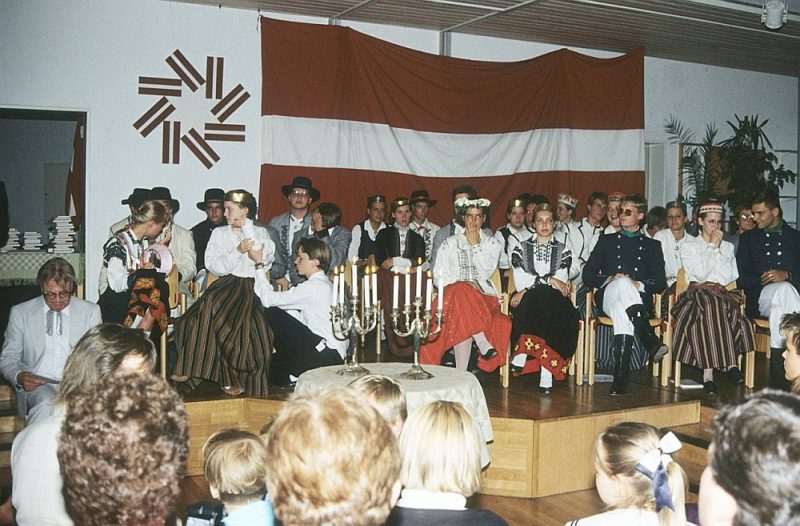 Minsteres Latviešu ģimnāzijas 1989. gada izlaidums. Kreisajā stūrī sēž un gatavojas svinīgajai runai skolas direktors Valters Nollendorfs.