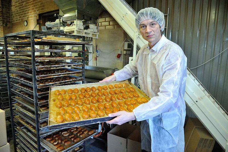 Maiznīcas “Cannelle Bakery” vadītājs Ivars Skrebelis: “Valsts atver visas durvis vaļā un atstāj uzņēmējus, lai viņi vieni cīnās par izdzīvošanu. Tā nedrīkst notikt. Mums jāpilda vides prasības, PVD prasības, birokrātija aug, izmaksas arī, bet robežas tiek atvērtas un ienāk produkcija no valstīm, kur darbaspēka izmaksas ir daudz zemākas, bet vides prasības netiek ievērotas.”