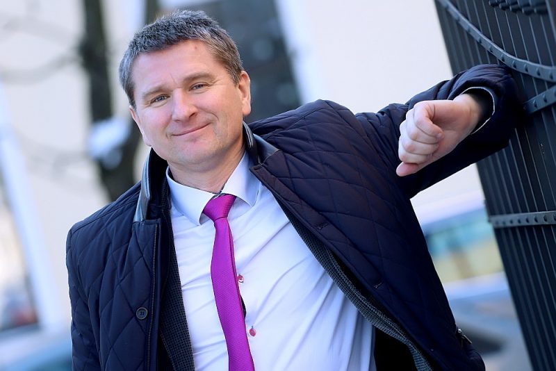 Māris Sprindžuks: “Jau pandēmijas sākumā aicināju – dodiet, deleģējiet maksimāli atbildību uz leju, pašvaldībā labāk pārzinām stāvokli. Turklāt pašvaldību vadītāji Latvijā ir valsts amatpersonas, es vadu Civilās aizsardzības komisiju! Taču es nezinu inficēto skaitu ne armijas bāzē Kadagā, ne skolās, ne ražošanas uzņēmumos. Tas ir galīgi garām.”