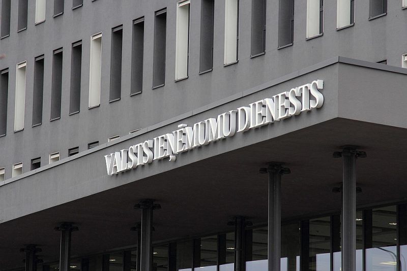 Bez dzīvesvietas deklarēšanas eksistē arī nodokļu rezidence, un VID izpratnē daudzi Apvienotajā Karalistē strādājošie ir Latvijas rezidenti, kas strādā īslaicīgu darbu ārzemēs. Un tāpēc viņiem jāiesniedz VID nodokļu deklarācija.