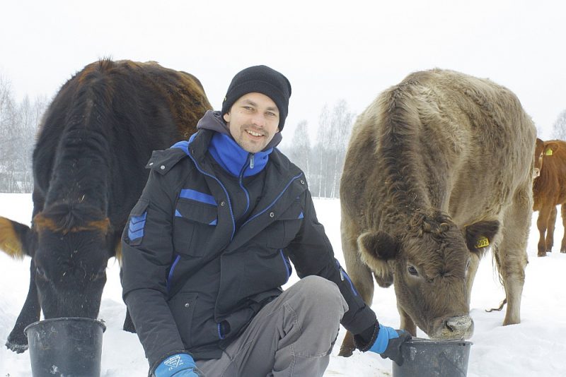 “Tie, kas iet studēt lauksaimniecības dzīvnieku medicīnu, nedomā tik daudz par peļņu, viņiem tas darbs patīk,” teic Pļaviņu novada jaunais veterinārārsts Miks Kaidaks.