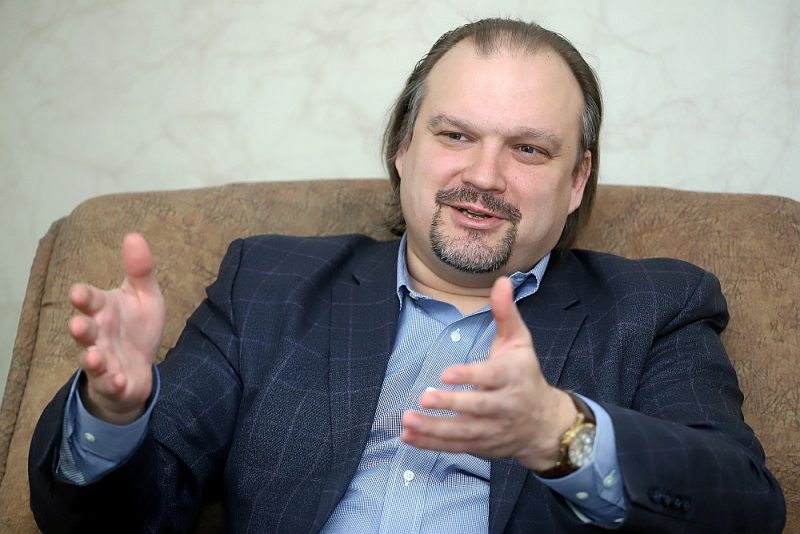 Artūrs Zvejsalnieks: “Lemberga stāstu vēl varēs pažļembāt un nākamajā sasaukumā pieteikties par baļķa nesējiem. Pēc tam nāksies meklēt jaunu Latvijas ienaidnieku vai – jāmēģina piedāvāt risinājumu Latvijas cilvēku dzīves uzlabošanai, kas nešaubīgi ir sarežģītāk.”