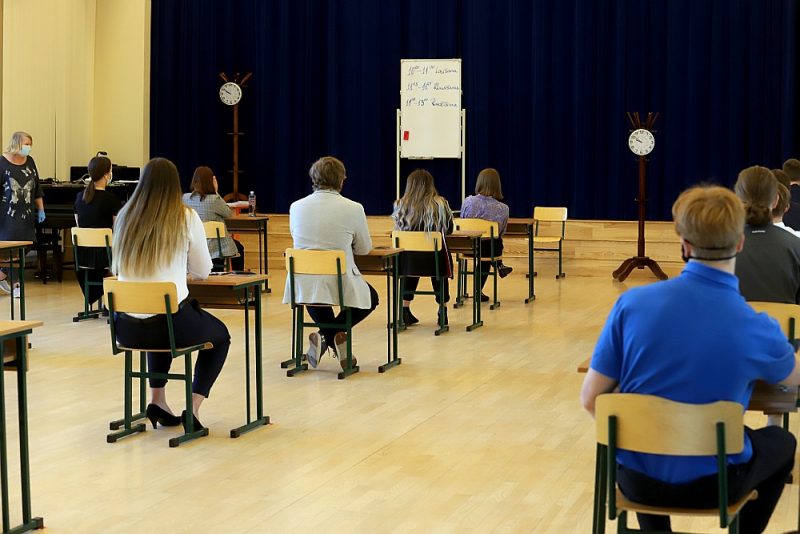 Vidusskolas pabeigšanai arī šogad pietiks ar trīs obligāto eksāmenu nokārtošanu.