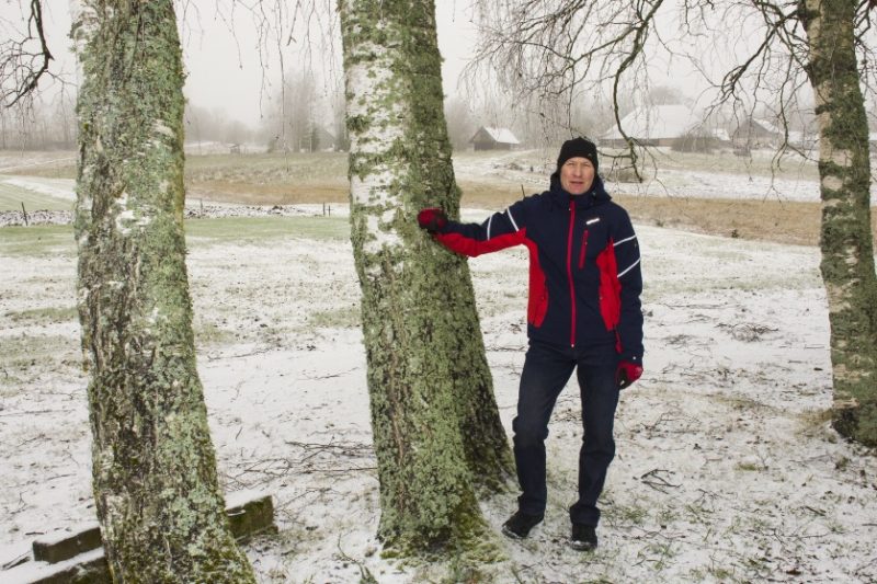 Vecpiebalgas kokapstrādātājs Aldis Glāzers.