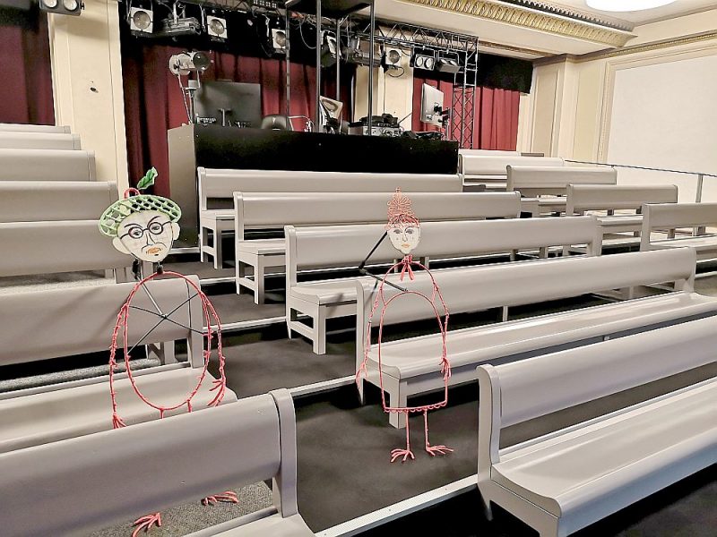 Nenotikušo kultūras pasākumu biļešu naudas atmaksa var kļūt gan par pacietības pārbaudījumu, gan par robu budžetā. Attēlā – rudenī atklātā Latvijas Leļļu teātra Kamīnzāle Rīgas Latviešu biedrības namā, kas vēl gaida skatītājus.