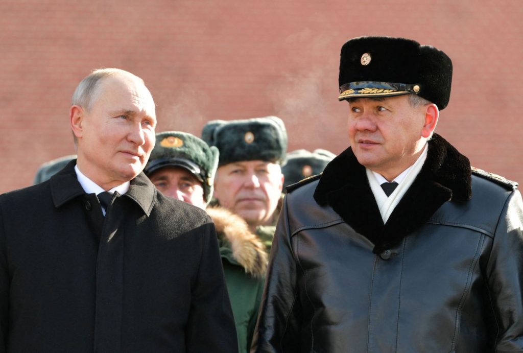 Krievijas prezidents Vladimirs Putins (no kreisās) un Krievijas Aizsardzības ministrs Sergejs Šoigu.