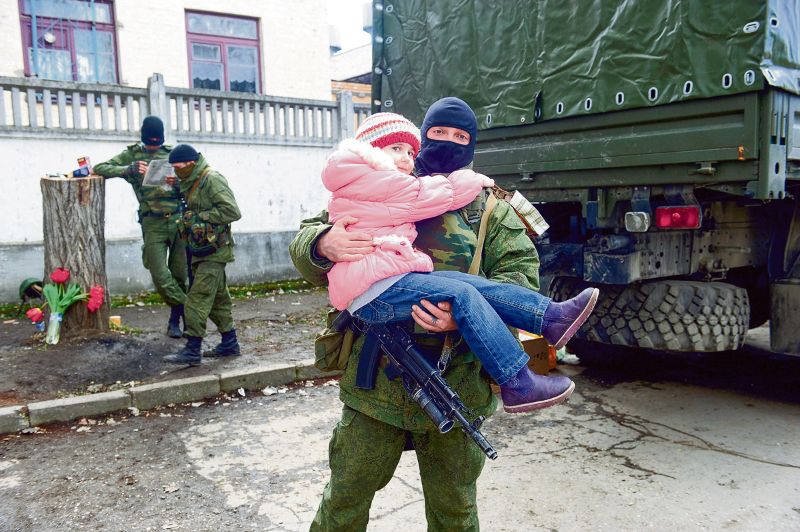 Šie jūras kājnieki 2014. gada martā bloķēja Ukrainas armijas daļu un neslēpa, ka dienē Krievijas armijā.