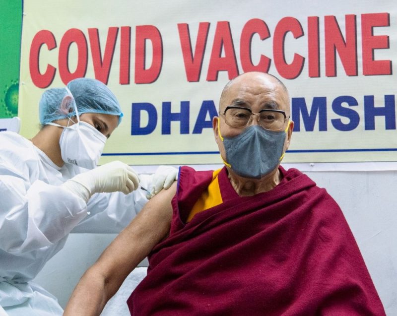Dalailama tiek pie pirmās potes pret Covid-19