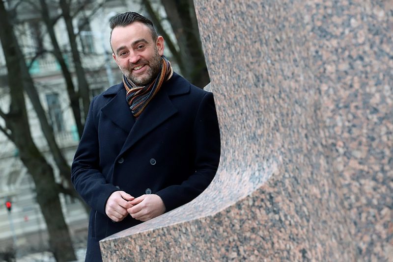 Andrejs Gusačenko: “Neteiktu, ka vietējie krievi atbalsta mūsdienu Krievijas emigrantus, kā tas notika starpkaru Latvijā. Vietējie skatās uz viņiem un domā: “Ko tu te vispār atbrauci? Ko tu vispār zini?””