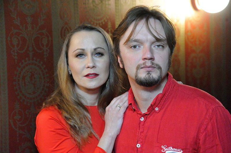 Ainārs Rubiķis: “Šobrīd arī “OratoriO” publiski spēlēt nevaram, bet ir lietas, ko gatavojam nākotnei, meklējam tulkotāju Gabriela Garsijas Markesa darbam, kas būs pamatā Rēzijas Kalniņas monoizrādei.” Attēlā: kopā ar dzīvesbiedri, aktrisi Rēziju Kalniņu.