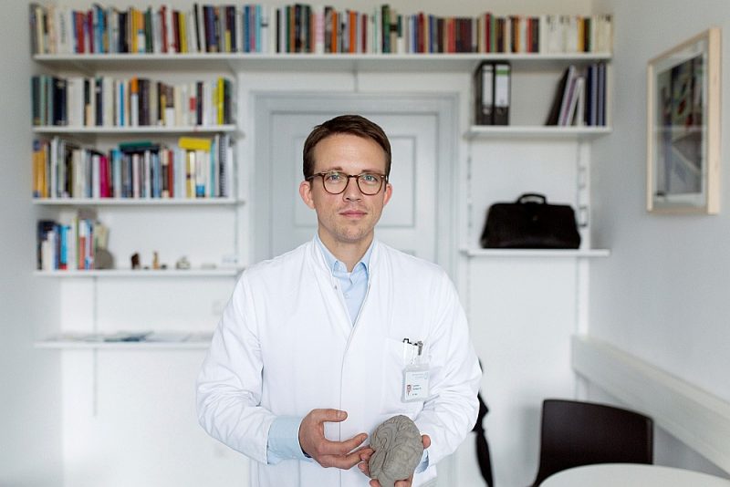 Diseldorfas psihosomatikas slimnīcas “LVR-Klinikum” profesors Leonhards Šilbahs izveidojis vienkāršu pašpalīdzības plānu, kā organizēt savu ikdienu, dzīvojot mājās.