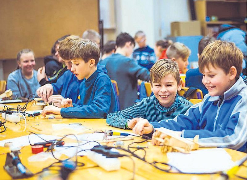 Lai sekmētu nozares izaugsmi un popularizēšanu, Latvijas Elektrotehnikas un elektronikas rūpniecības asociācija (LETERA) jau ilgstoši atbalsta elektronikas un robotikas pulciņu izveidošanu vidusskolās, papildina eksakto zinātņu pedagogu prasmes un motivē viņu darbību, regulāri rīko atraktīvus valsts mēroga konkursus par savas nozares sniegtajām iespējām un aktuālajām tēmām.