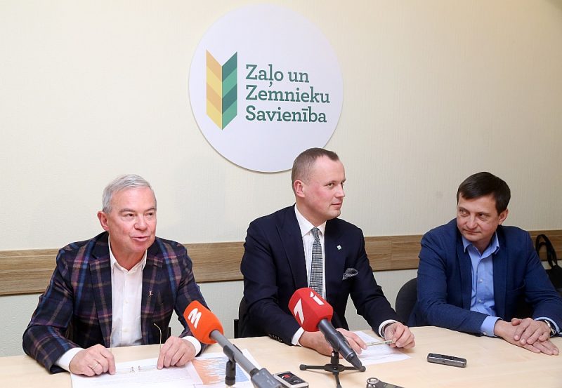 Ne Latvijas Zemnieku savienības priekšsēdētājs Armands Krauze (no labās), ne Zaļās partijas valdes priekšsēdētājs Edgars Tavars neredz pamatu norobežoties no Aivara Lemberga.