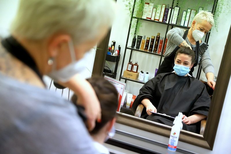 Skaistuma studijas “Loka” friziere Sanita Butlere sapoš klienti Natāliju, ievērojot visus izvirzītos nosacījumus drošai pakalpojuma sniegšanai.