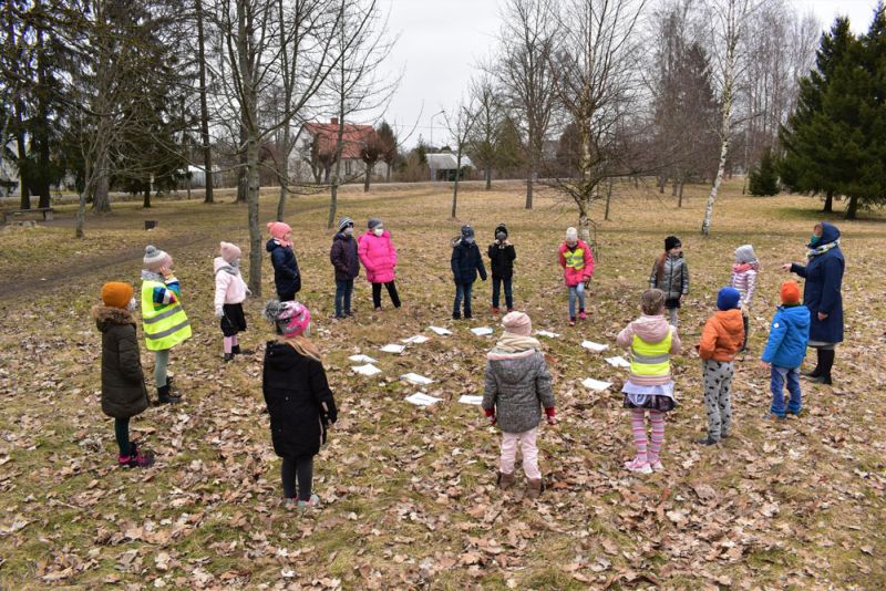 Kā bērni, tā arī vecāki un skolotāji Aizputes vidusskolā ir ļoti apmierināti par iespēju satikties un mācīties ārtelpās.