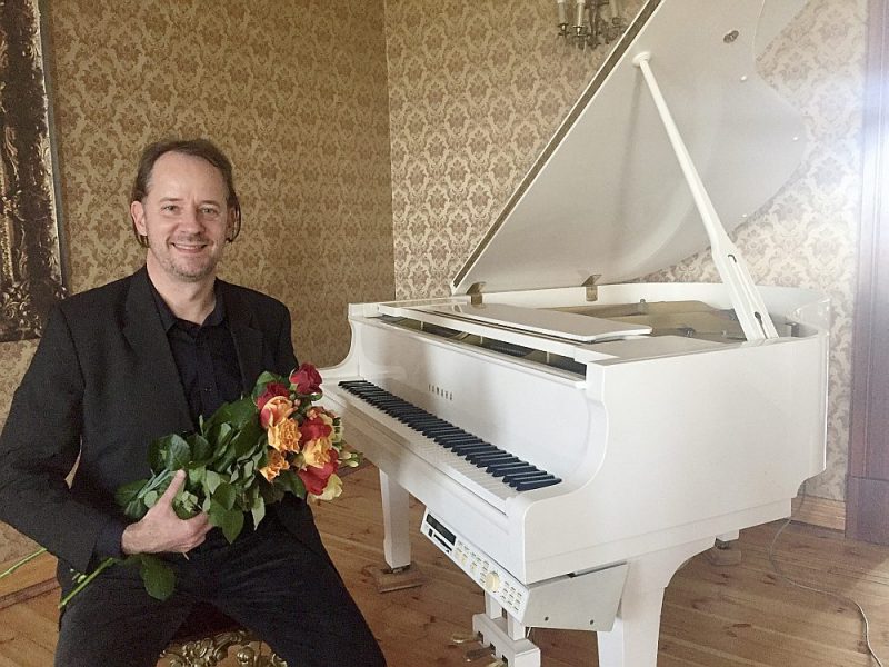 Latviešu izcelsmes brazīliešu pianists Paolo Šteinbergs pēc koncerta Bruknas muižā 2017. gadā.